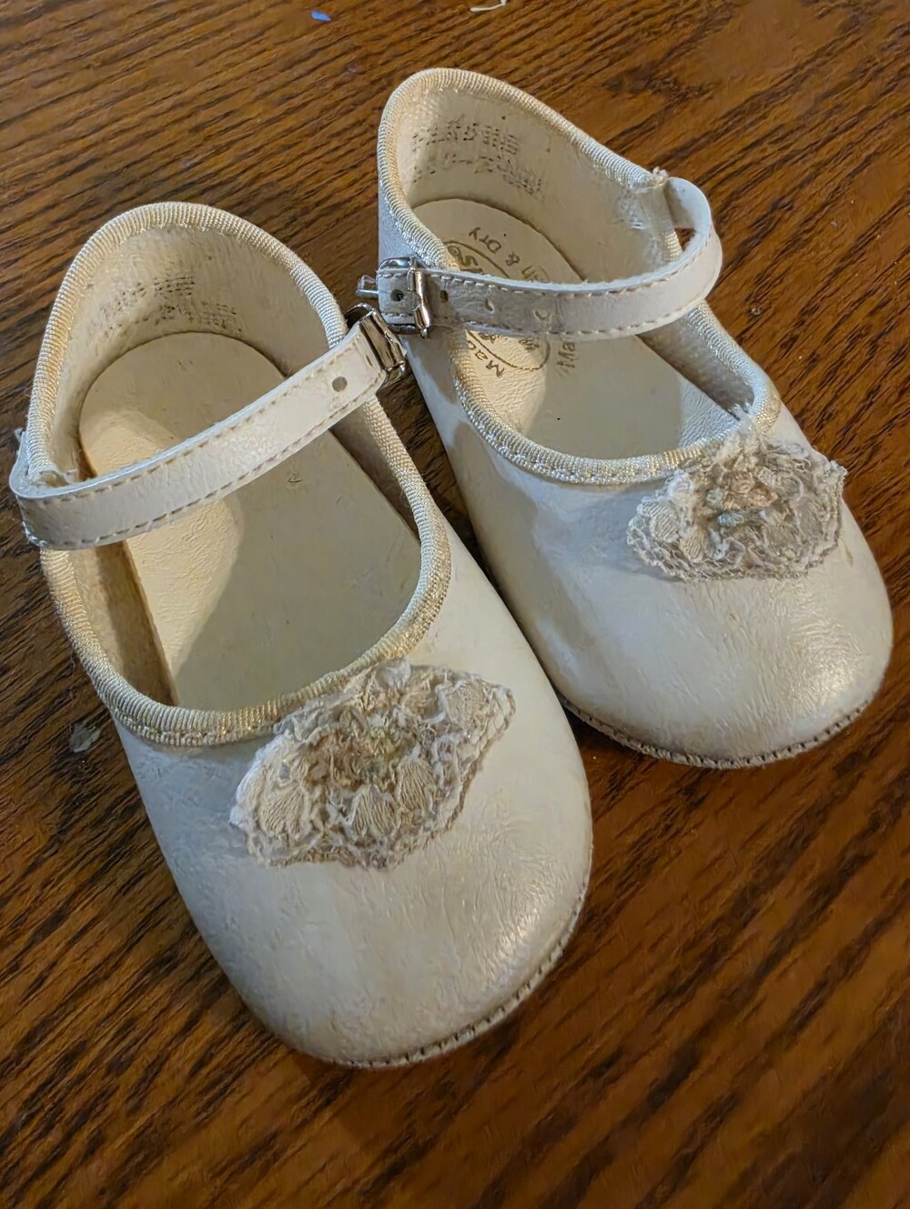 Cream Vintage 1990's Mary Jane Baby Neeborn Shoes with Floral Applique
